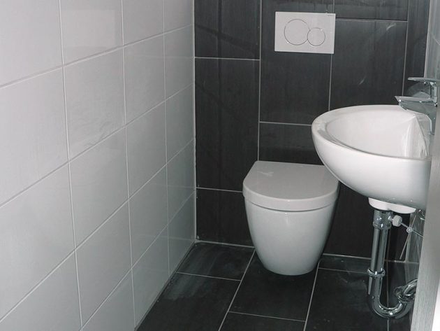 Sanierung der Toilette mit Fliesen