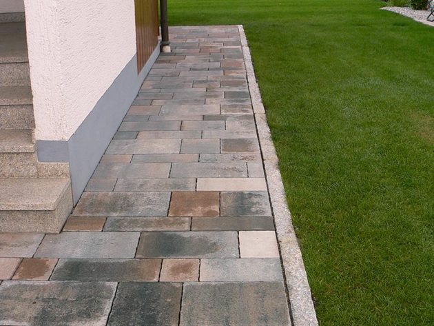 Gepflasterter Weg im Garten