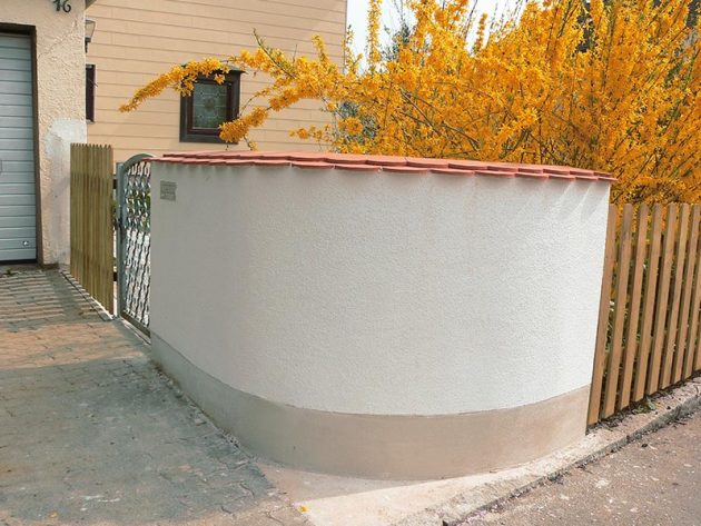 Mauern einer neuen Gartenmauer