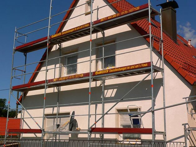Renovierung einer Fassade mit Gerüst