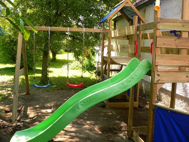 Montage von einem Kinderspielplatz