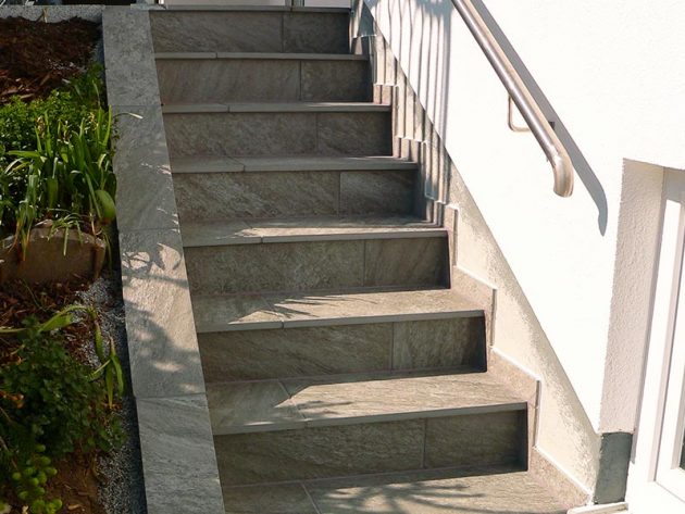 Neue Fliesen auf Terasse und Treppe