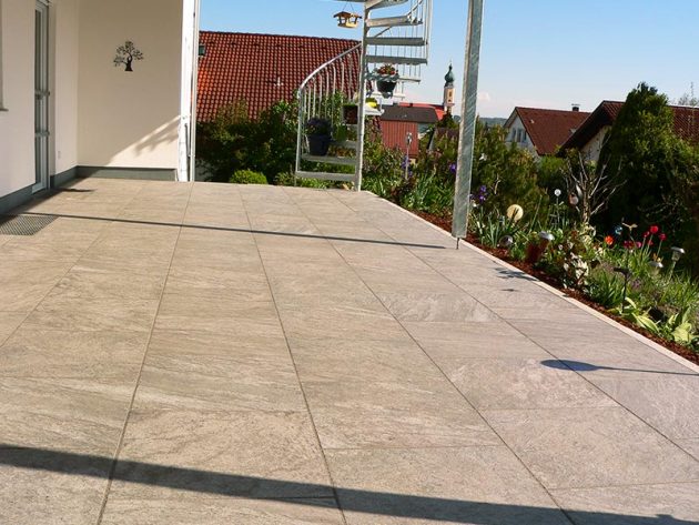 Terrasse mit Fliesen