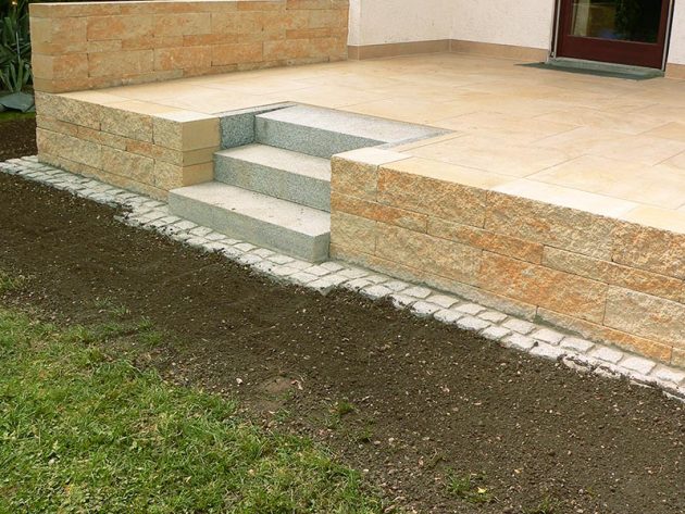 Neue Terrasse mit Treppe